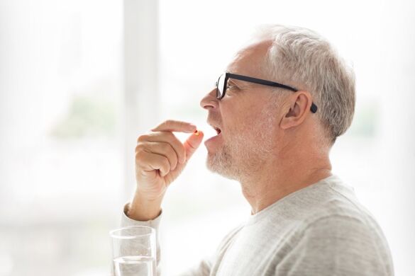 um homem toma um antibiótico para prostatite